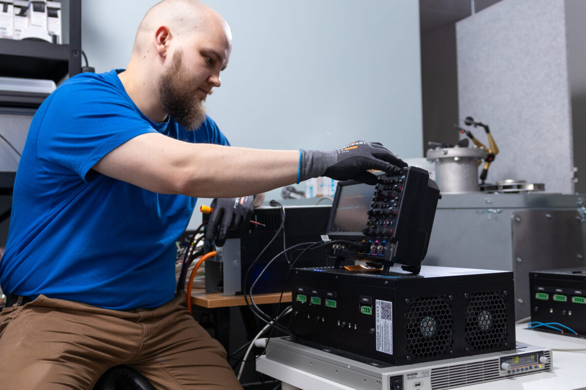 SpinDrive expert testing Magma X800 AMB controller