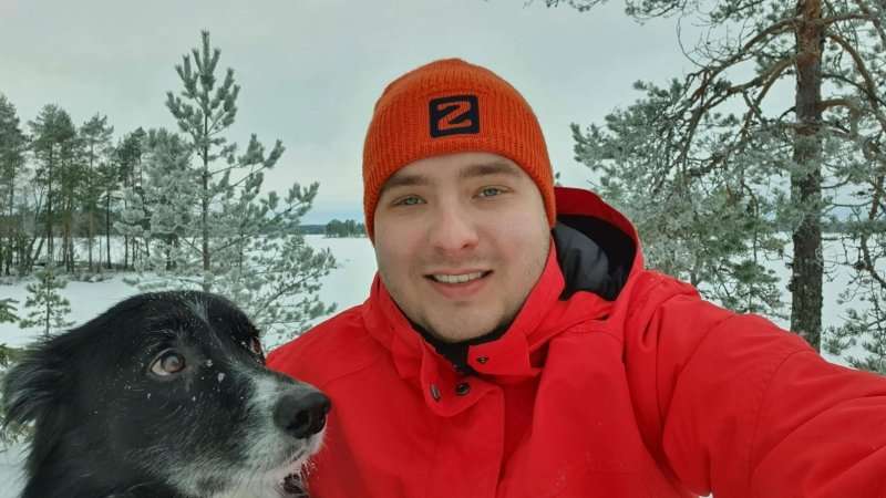 Krister playing snow with his dog