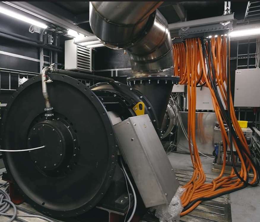 Turbo blower equipped with active magnetic bearings